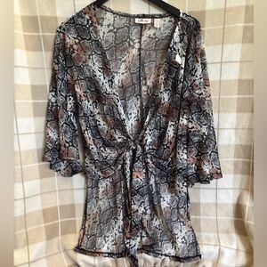 Willow root snake skin print Tie-Front 3/4 Sleeve Blouse size m